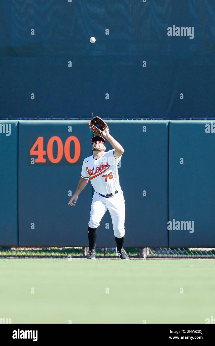 Sarasota FL USA; Baltimore Orioles Outfielder Colton Cowser (76) fängt während eines MLB-Frühjahrstrainings gegen die Tampa Bay eine Pop-Fliege in der Mitte Stockfoto