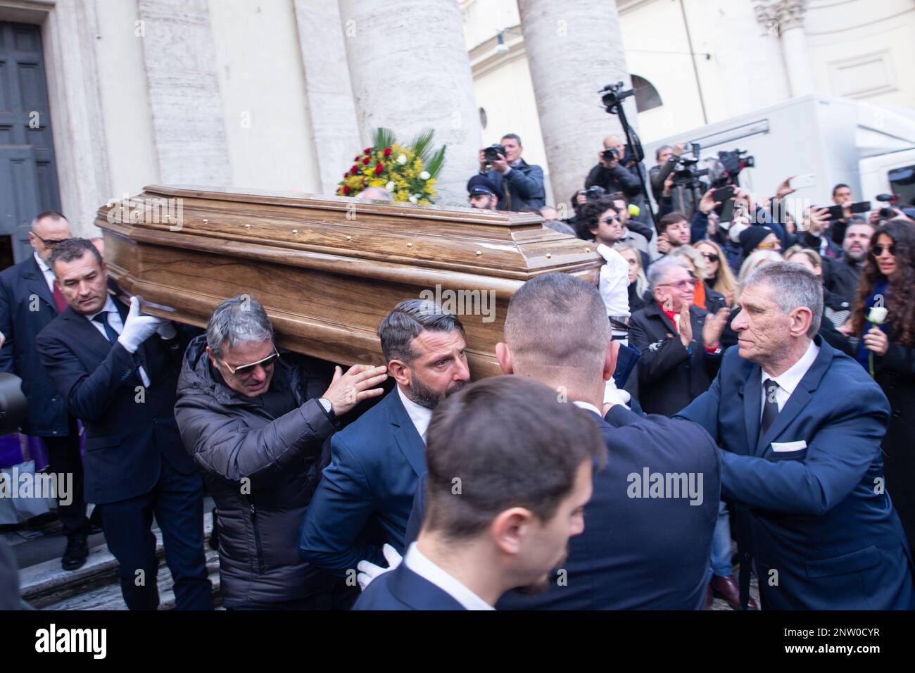 Rom, Italien. 27. Februar 2023. Maurizio Costanzos Sarg verlässt die Kirche der Künstler in Rom (Foto von Matteo Nardone/Pacific Press) (Foto von Matteo Nardone/Pacific Press) Kredit: Pacific Press Production Corp./Alamy Live News Stockfoto