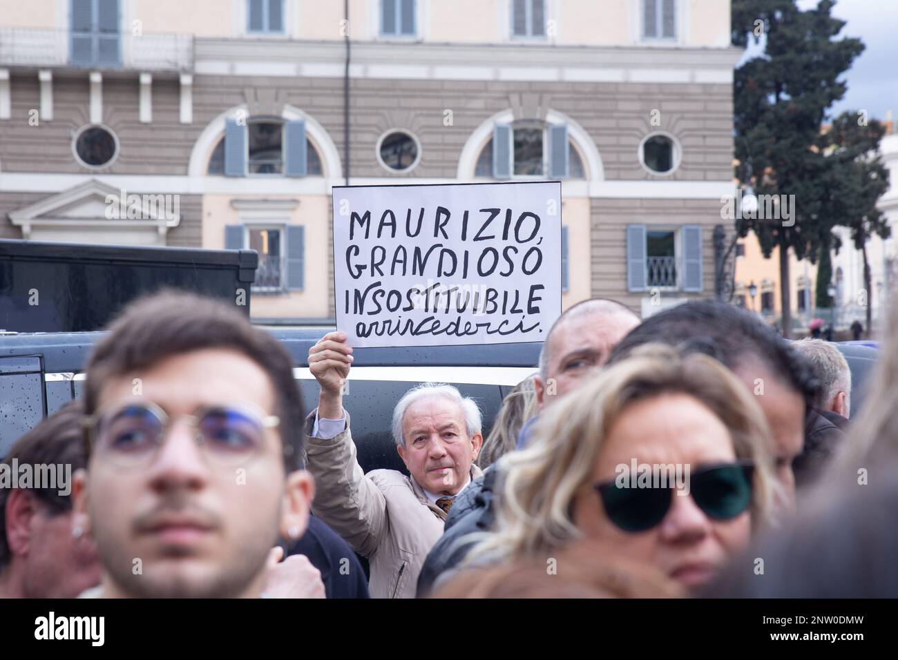 Rom, Italien. 27. Februar 2023. Maurizio Costanzo wird vor der Kirche der Künstler in Rom geehrt (Foto: Matteo Nardone/Pacific Press) (Foto: Matteo Nardone/Pacific Press) Kredit: Pacific Press Production Corp./Alamy Live News Stockfoto