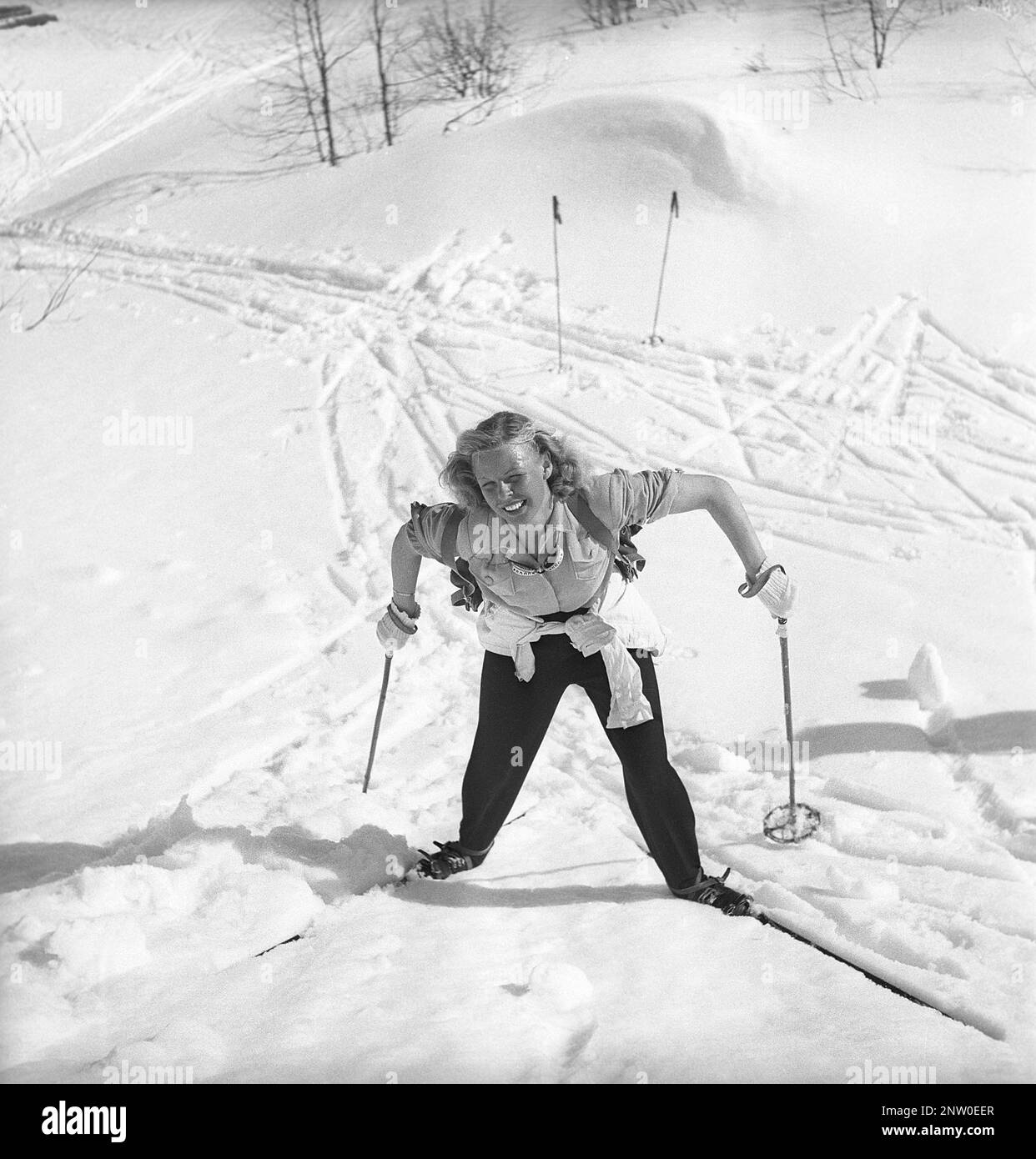 In den schneebedeckten Bergen 1940er. Olga Sjögren aus Stockholm ist in der typischen Wintersportmode der 1940er Jahre gekleidet, wenn Sie den schneebedeckten Berg Kuoblatjåkko in Norrbotten Schweden besteigen. Der letzte von sieben Bergen, die sie erklommen hat, um die Auszeichnung zu erhalten: Die sieben Gipfel. Sie verbrachte 60 Stunden und stieg insgesamt 6558 Meter hoch, nachdem sie fertig war. Schweden 1943 Kristoffersson Ref H138-4 Stockfoto