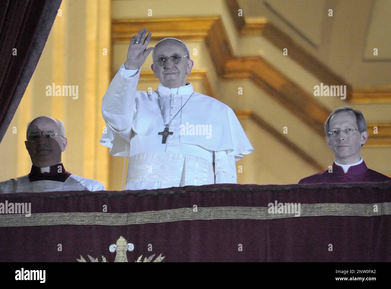 13. März 2023 markiert 10 Jahre Papst Franziskus. Im Bild: Der argentinische Jorge Bergoglio, der zum Papst Franziskus gewählt wurde, winkt aus dem Fenster des Balkons des Petersdoms, nachdem er am 13. März 2013 im Vatikan zum 266. Papst der römisch-katholischen Kirche gewählt wurde. Stockfoto