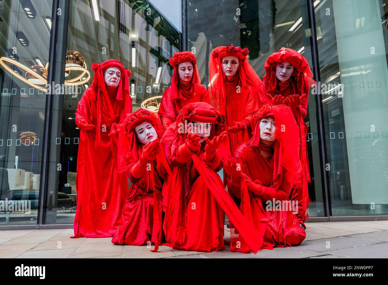 London, Großbritannien. 28. Februar 2023. Demonstranten, darunter die Roten Rebellen, versammeln sich vor den Büros von Eversheds, einer der großen Anwaltskanzleien der Stadt - die Kampagne des Extinction Rebellion, die Verbindungen zu Fossil Fuels zu kappen - und protestieren dagegen, dass friedliche Proteste durch Unterlassungsverfügungen von Anwaltskanzleien verhindert werden, die große Ölvorkommen wie Exxon und Bauunternehmer ermöglichen Wie HS2, um die Zerstörung des Planeten fortzusetzen. Kredit: Guy Bell/Alamy Live News Stockfoto