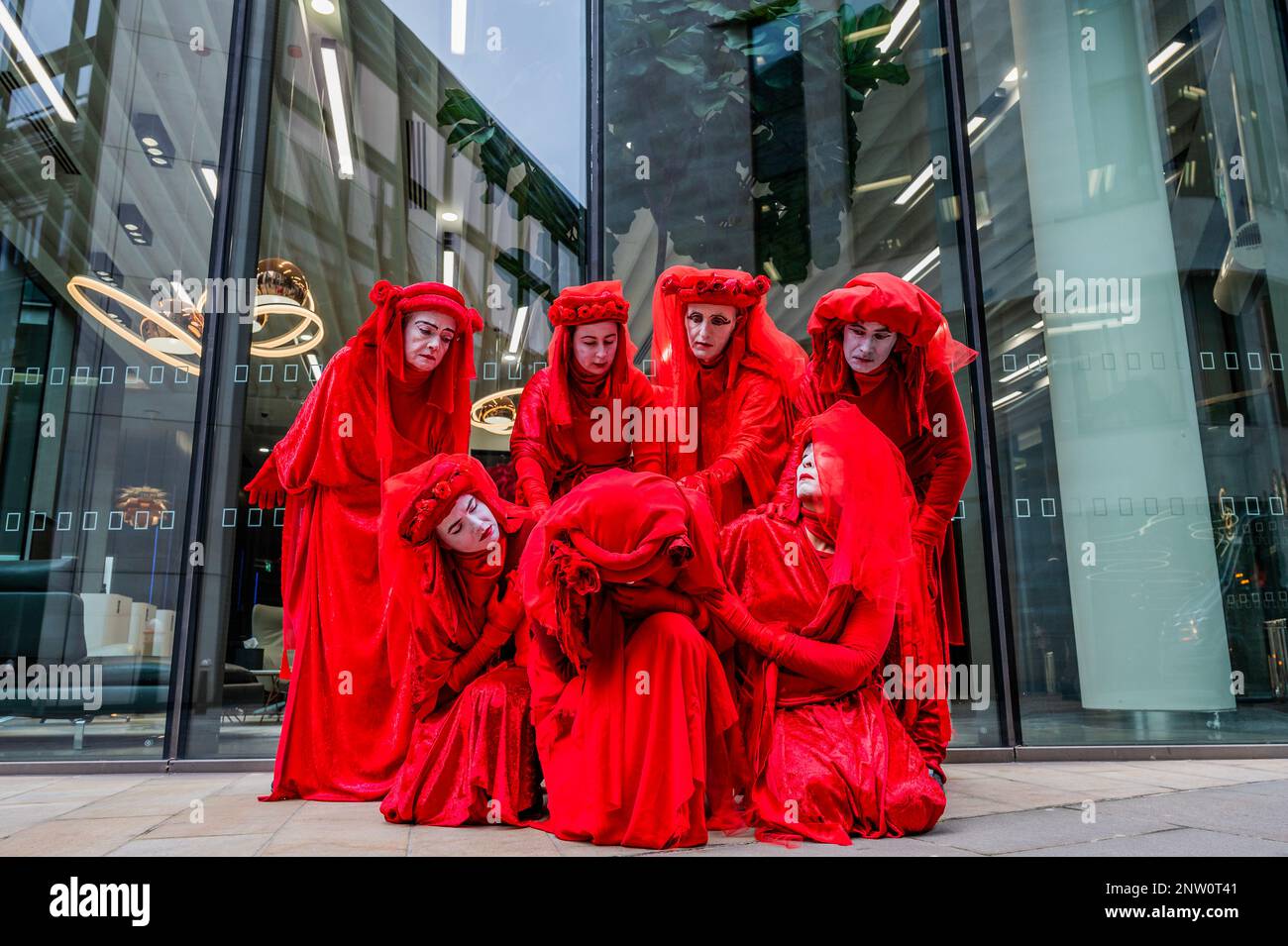 London, Großbritannien. 28. Februar 2023. Demonstranten, darunter die Roten Rebellen, versammeln sich vor den Büros von Eversheds, einer der großen Anwaltskanzleien der Stadt - die Kampagne des Extinction Rebellion, die Verbindungen zu Fossil Fuels zu kappen - und protestieren dagegen, dass friedliche Proteste durch Unterlassungsverfügungen von Anwaltskanzleien verhindert werden, die große Ölvorkommen wie Exxon und Bauunternehmer ermöglichen Wie HS2, um die Zerstörung des Planeten fortzusetzen. Kredit: Guy Bell/Alamy Live News Stockfoto