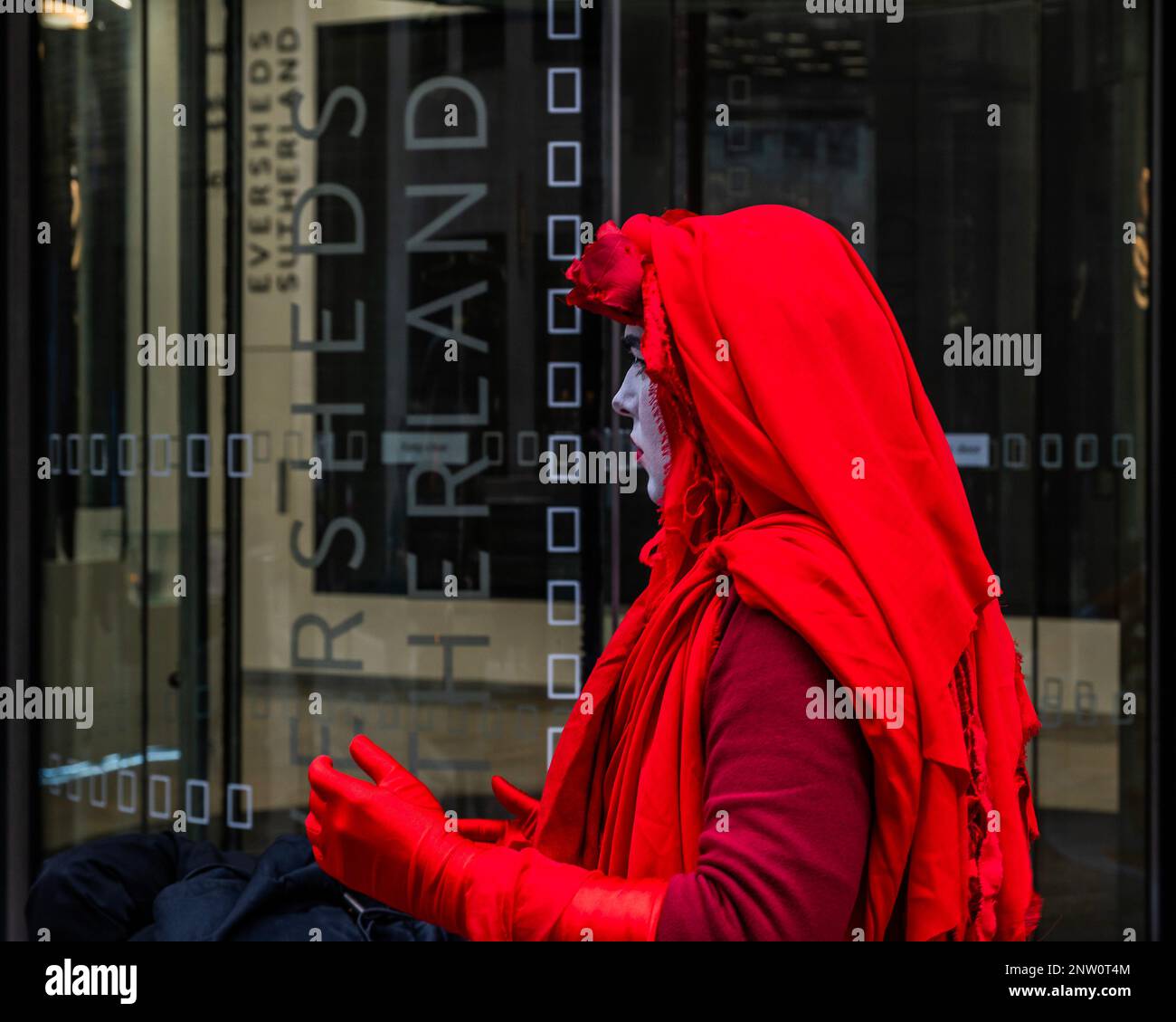 London, Großbritannien. 28. Februar 2023. Demonstranten, darunter die Roten Rebellen, versammeln sich vor den Büros von Eversheds, einer der großen Anwaltskanzleien der Stadt - die Kampagne des Extinction Rebellion, die Verbindungen zu Fossil Fuels zu kappen - und protestieren dagegen, dass friedliche Proteste durch Unterlassungsverfügungen von Anwaltskanzleien verhindert werden, die große Ölvorkommen wie Exxon und Bauunternehmer ermöglichen Wie HS2, um die Zerstörung des Planeten fortzusetzen. Kredit: Guy Bell/Alamy Live News Stockfoto