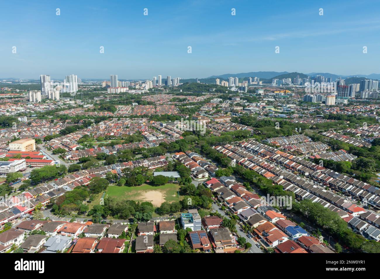 Blick aus der Vogelperspektive auf die Vororte von Kuala Lumpur, Malaysia. Stockfoto