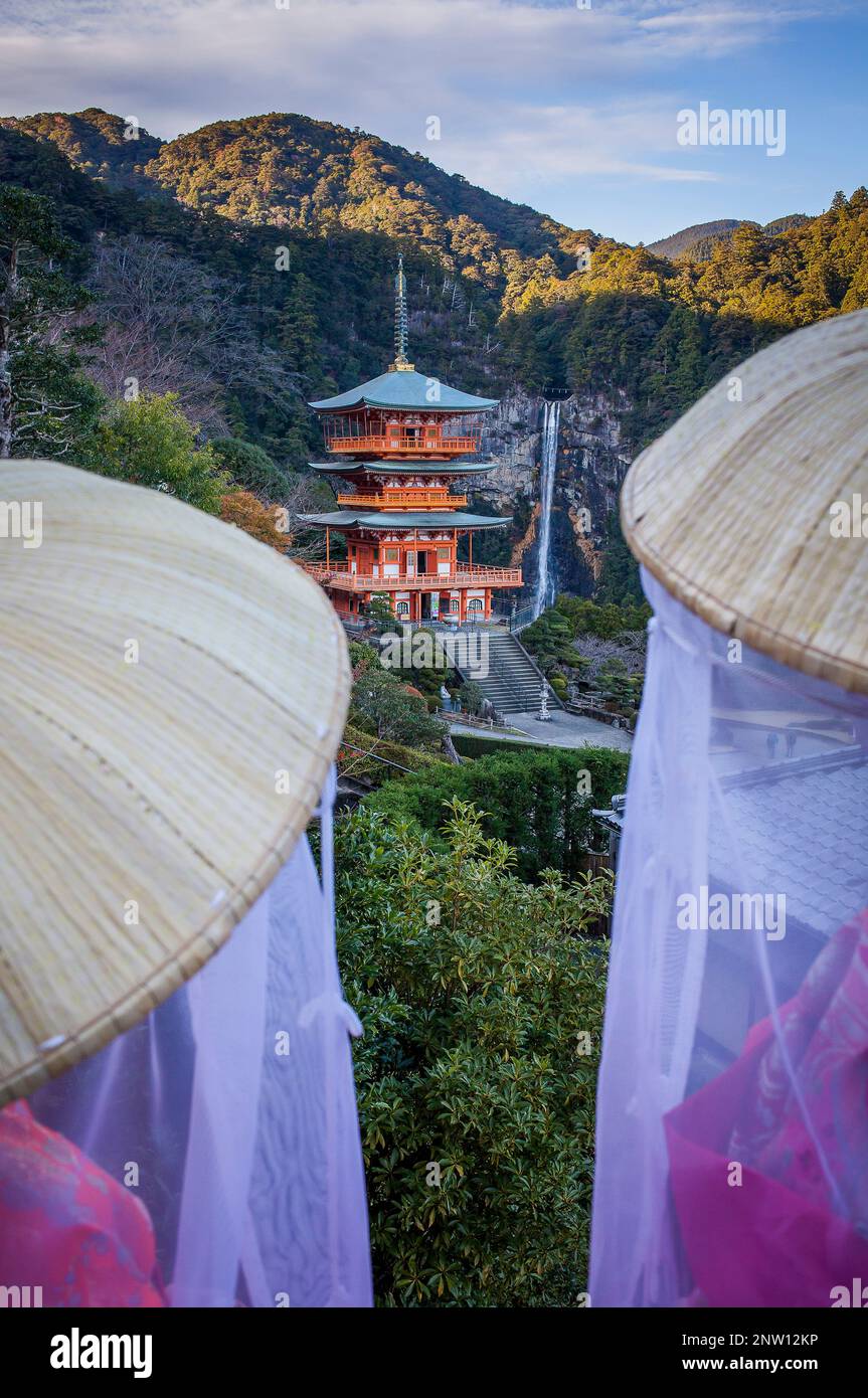 Pilger in Heian Periode Kostüme und Nachisan Seiganto-Ji-Tempel (Three-Storied-Pagode), in der Nähe von Kumano Nachi Taisha Grand Shire, Kumano Kodo, Nakahechi Stockfoto