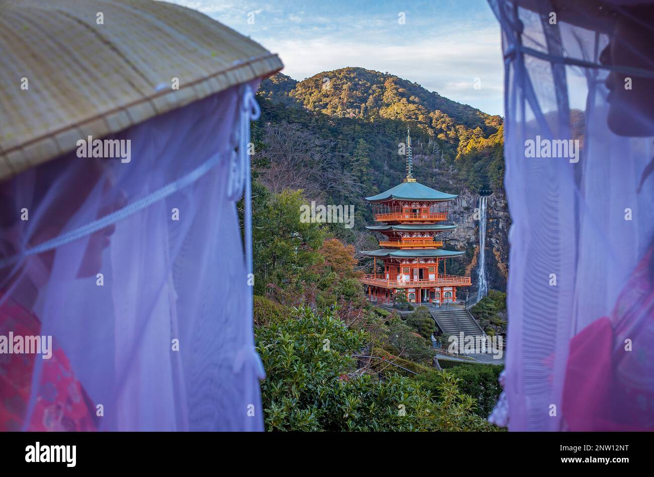 Pilger in Heian Periode Kostüme und Nachisan Seiganto-Ji-Tempel (Three-Storied-Pagode), in der Nähe von Kumano Nachi Taisha Grand Shire, Kumano Kodo, Nakahechi Stockfoto