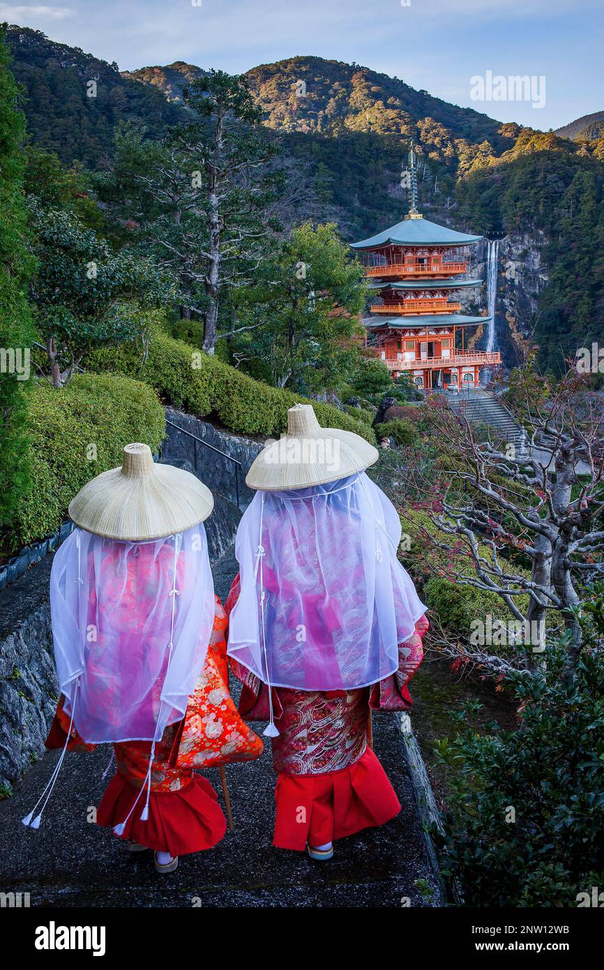 Pilger in Heian Periode Kostüme und Nachisan Seiganto-Ji-Tempel (Three-Storied-Pagode), in der Nähe von Kumano Nachi Taisha Grand Shire, Kumano Kodo, Nakahechi Stockfoto