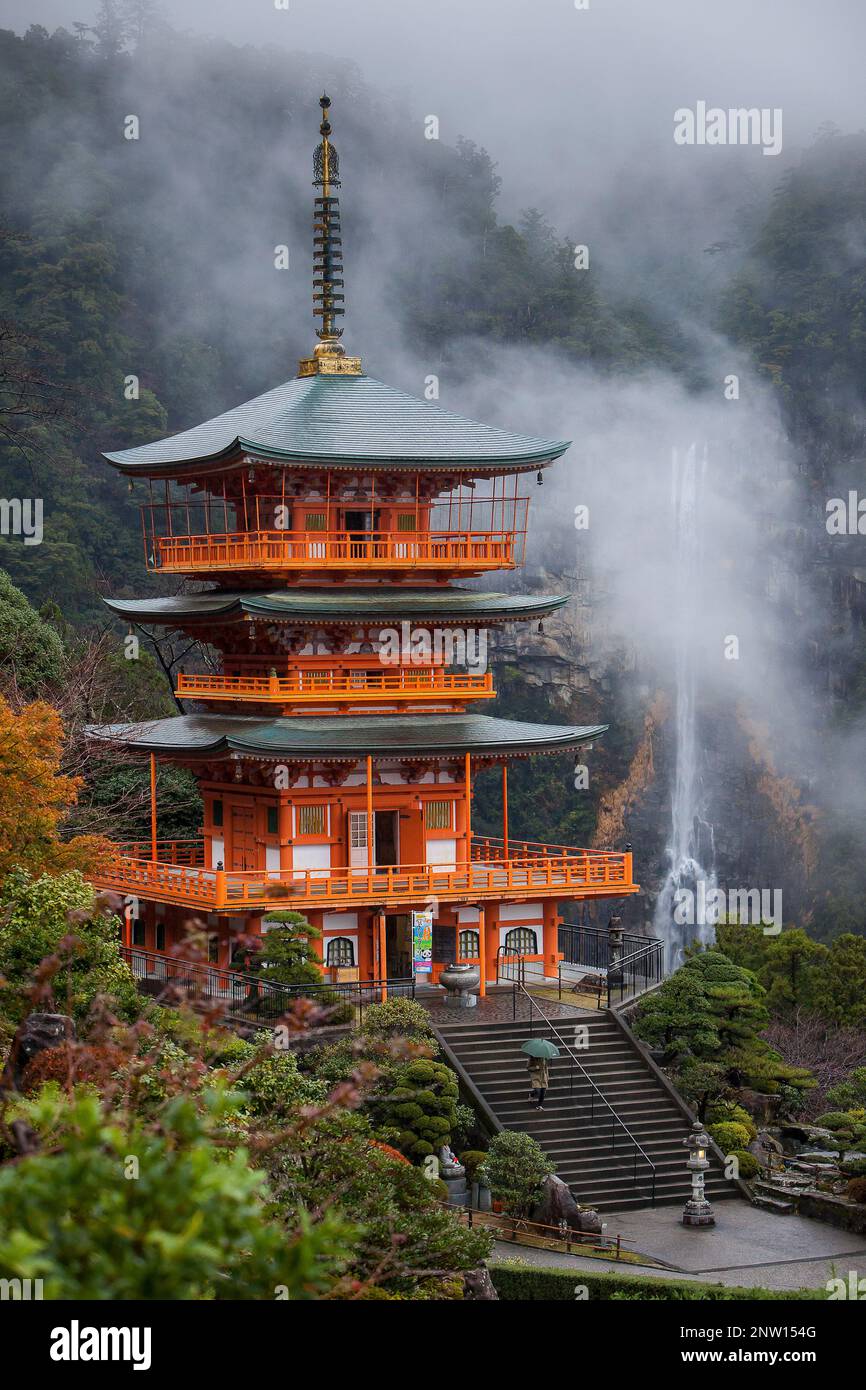 Nachisan Seiganto-Ji-Tempel (Three-Storied-Pagode) und Nachi-Wasserfall in der Nähe von Kumano Nachi Taisha Grand Shire, Kumano Kodo, Nakahechi Route, Wakayama, Stockfoto