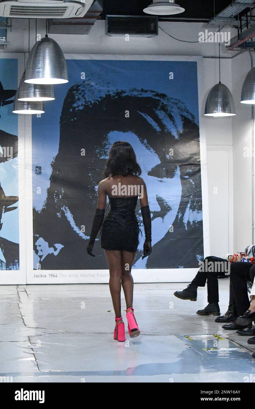 London, Großbritannien, 19. Februar 2023, LAN Fashion Show in Croydon mit dem Londoner Modedesigner Ettie. Ettie ist eine in Großbritannien ansässige Marke für handgefertigte Luxuskleidung, die von Juliette Stephenson gegründet wurde. Ettie ist auf feminine Partykleidung mit Popfarben und lustigen Stoffen spezialisiert. Andrew Lalchan Photography/Alamy Live News Stockfoto
