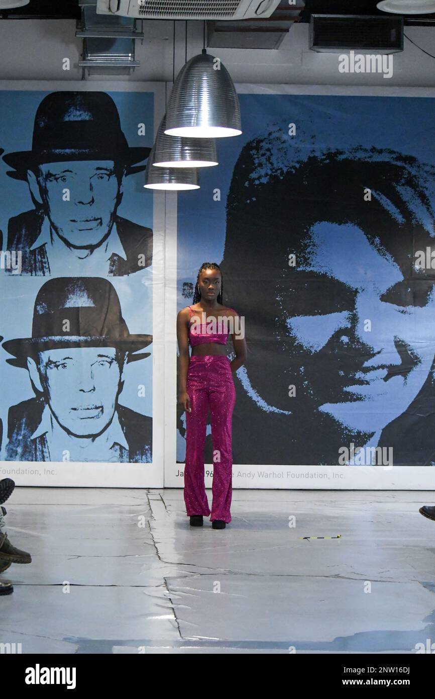 London, Großbritannien, 19. Februar 2023, LAN Fashion Show in Croydon mit dem Londoner Modedesigner Ettie. Ettie ist eine in Großbritannien ansässige Marke für handgefertigte Luxuskleidung, die von Juliette Stephenson gegründet wurde. Ettie ist auf feminine Partykleidung mit Popfarben und lustigen Stoffen spezialisiert. Andrew Lalchan Photography/Alamy Live News Stockfoto