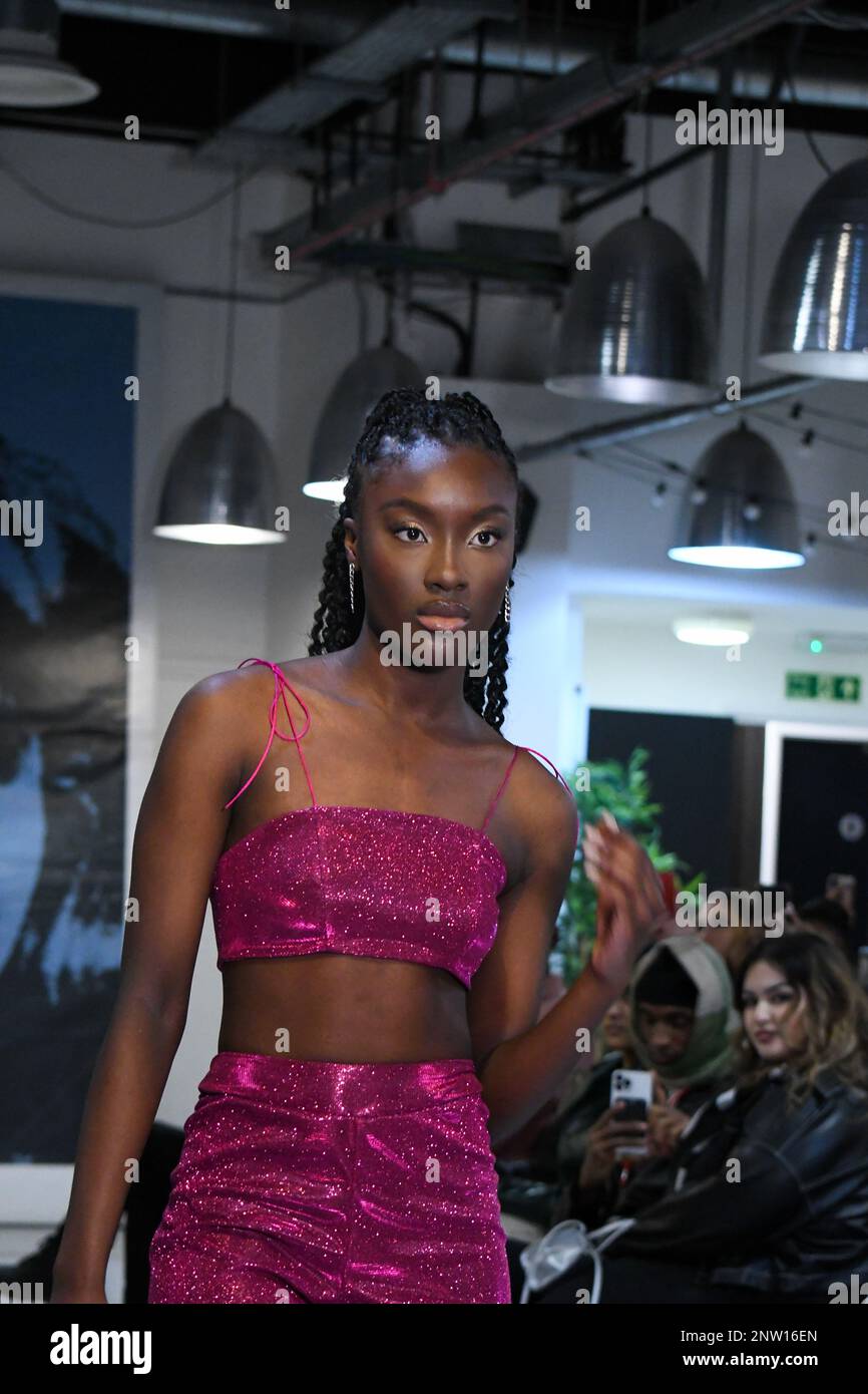 London, Großbritannien, 19. Februar 2023, LAN Fashion Show in Croydon mit dem Londoner Modedesigner Ettie. Ettie ist eine in Großbritannien ansässige Marke für handgefertigte Luxuskleidung, die von Juliette Stephenson gegründet wurde. Ettie ist auf feminine Partykleidung mit Popfarben und lustigen Stoffen spezialisiert. Andrew Lalchan Photography/Alamy Live News Stockfoto