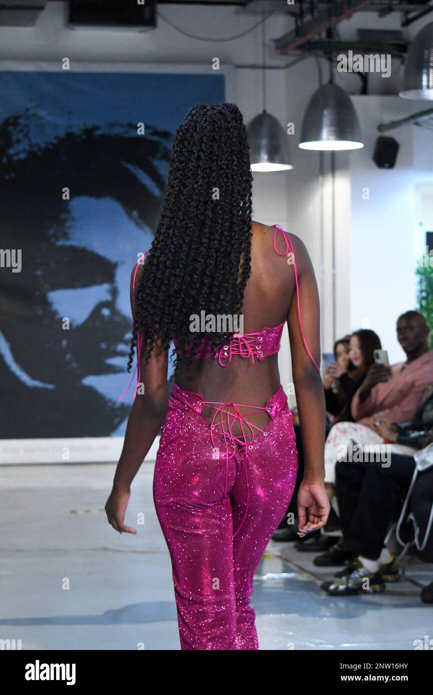 London, Großbritannien, 19. Februar 2023, LAN Fashion Show in Croydon mit dem Londoner Modedesigner Ettie. Ettie ist eine in Großbritannien ansässige Marke für handgefertigte Luxuskleidung, die von Juliette Stephenson gegründet wurde. Ettie ist auf feminine Partykleidung mit Popfarben und lustigen Stoffen spezialisiert. Andrew Lalchan Photography/Alamy Live News Stockfoto