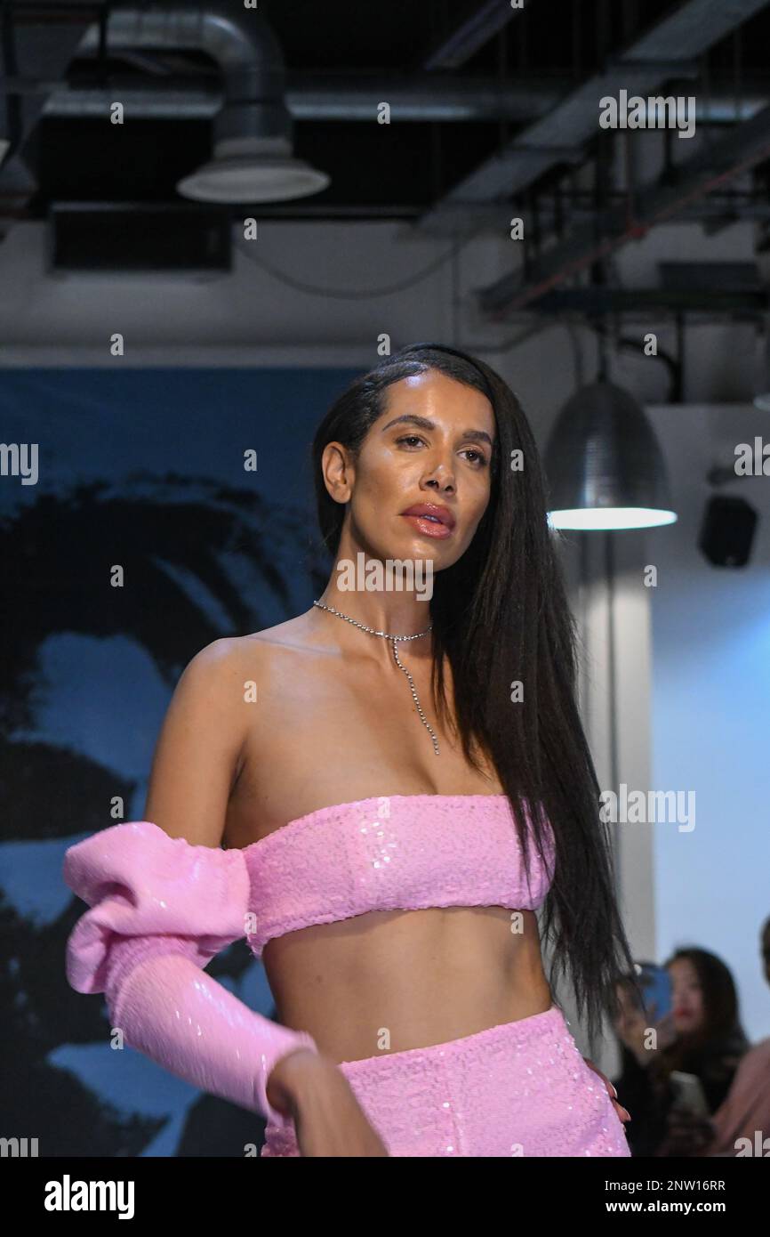 London, Großbritannien, 19. Februar 2023, LAN Fashion Show in Croydon mit dem Londoner Modedesigner Ettie. Ettie ist eine in Großbritannien ansässige Marke für handgefertigte Luxuskleidung, die von Juliette Stephenson gegründet wurde. Ettie ist auf feminine Partykleidung mit Popfarben und lustigen Stoffen spezialisiert. Andrew Lalchan Photography/Alamy Live News Stockfoto