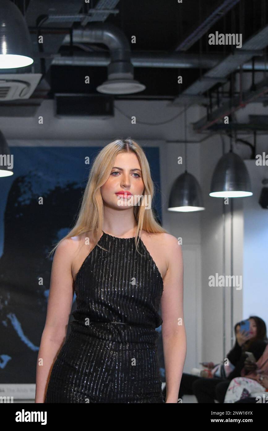 London, Großbritannien, 19. Februar 2023, LAN Fashion Show in Croydon mit dem Londoner Modedesigner Ettie. Ettie ist eine in Großbritannien ansässige Marke für handgefertigte Luxuskleidung, die von Juliette Stephenson gegründet wurde. Ettie ist auf feminine Partykleidung mit Popfarben und lustigen Stoffen spezialisiert. Andrew Lalchan Photography/Alamy Live News Stockfoto