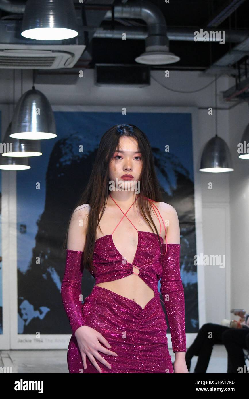 London, Großbritannien, 19. Februar 2023, LAN Fashion Show in Croydon mit dem Londoner Modedesigner Ettie. Ettie ist eine in Großbritannien ansässige Marke für handgefertigte Luxuskleidung, die von Juliette Stephenson gegründet wurde. Ettie ist auf feminine Partykleidung mit Popfarben und lustigen Stoffen spezialisiert. Andrew Lalchan Photography/Alamy Live News Stockfoto