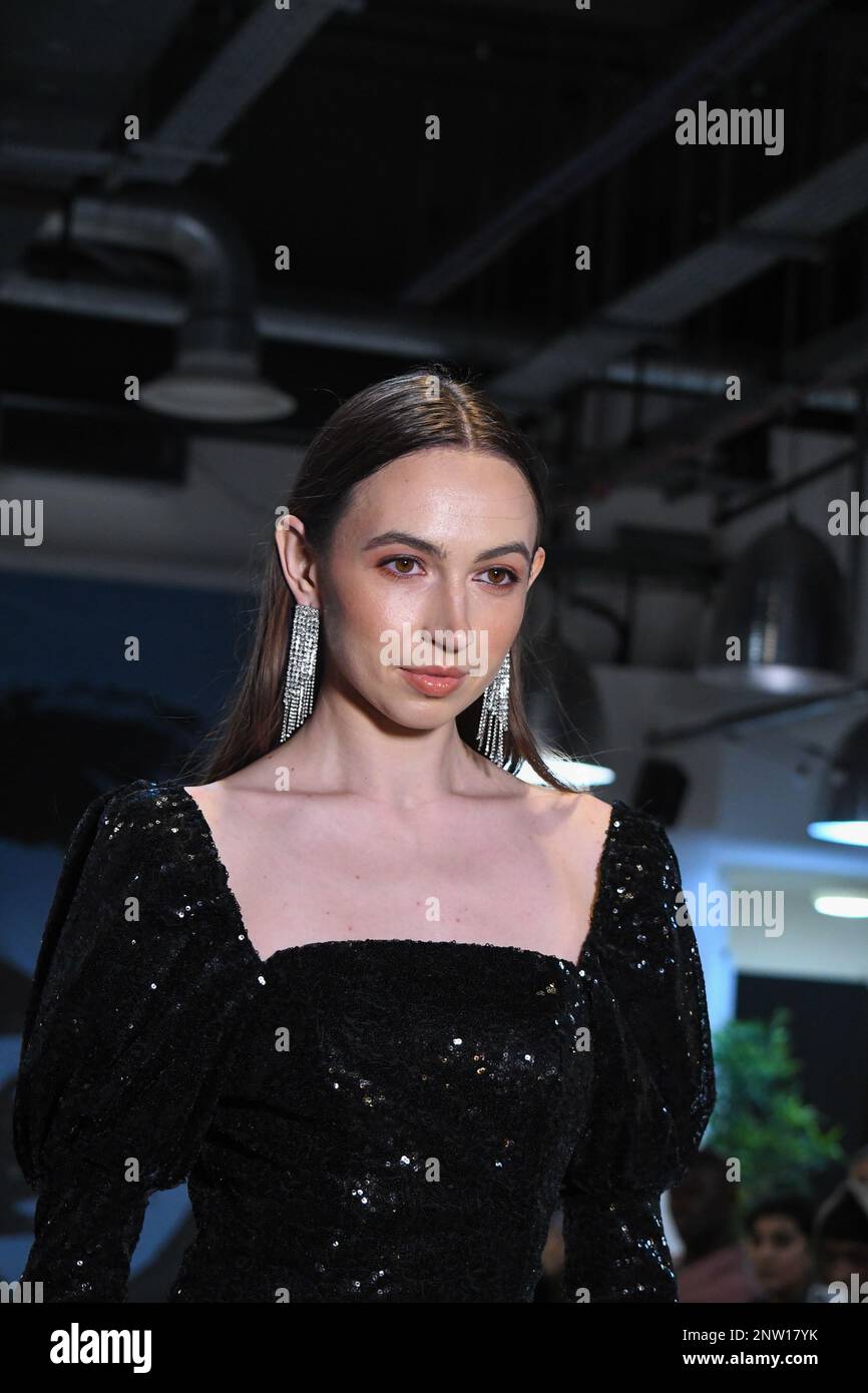London, Großbritannien, 19. Februar 2023, LAN Fashion Show in Croydon mit dem Londoner Modedesigner Ettie. Ettie ist eine in Großbritannien ansässige Marke für handgefertigte Luxuskleidung, die von Juliette Stephenson gegründet wurde. Ettie ist auf feminine Partykleidung mit Popfarben und lustigen Stoffen spezialisiert. Andrew Lalchan Photography/Alamy Live News Stockfoto