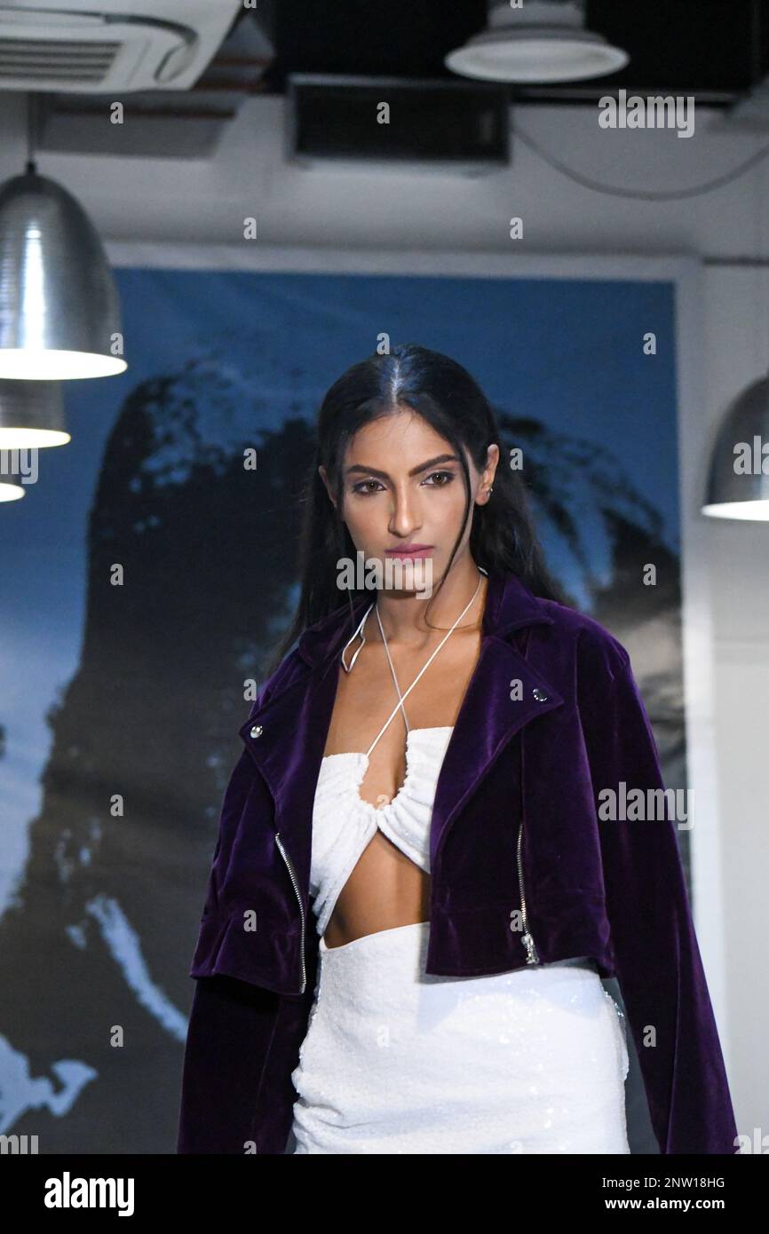 London, Großbritannien, 19. Februar 2023, LAN Fashion Show in Croydon mit dem Londoner Modedesigner Ettie. Ettie ist eine in Großbritannien ansässige Marke für handgefertigte Luxuskleidung, die von Juliette Stephenson gegründet wurde. Ettie ist auf feminine Partykleidung mit Popfarben und lustigen Stoffen spezialisiert. Andrew Lalchan Photography/Alamy Live News Stockfoto