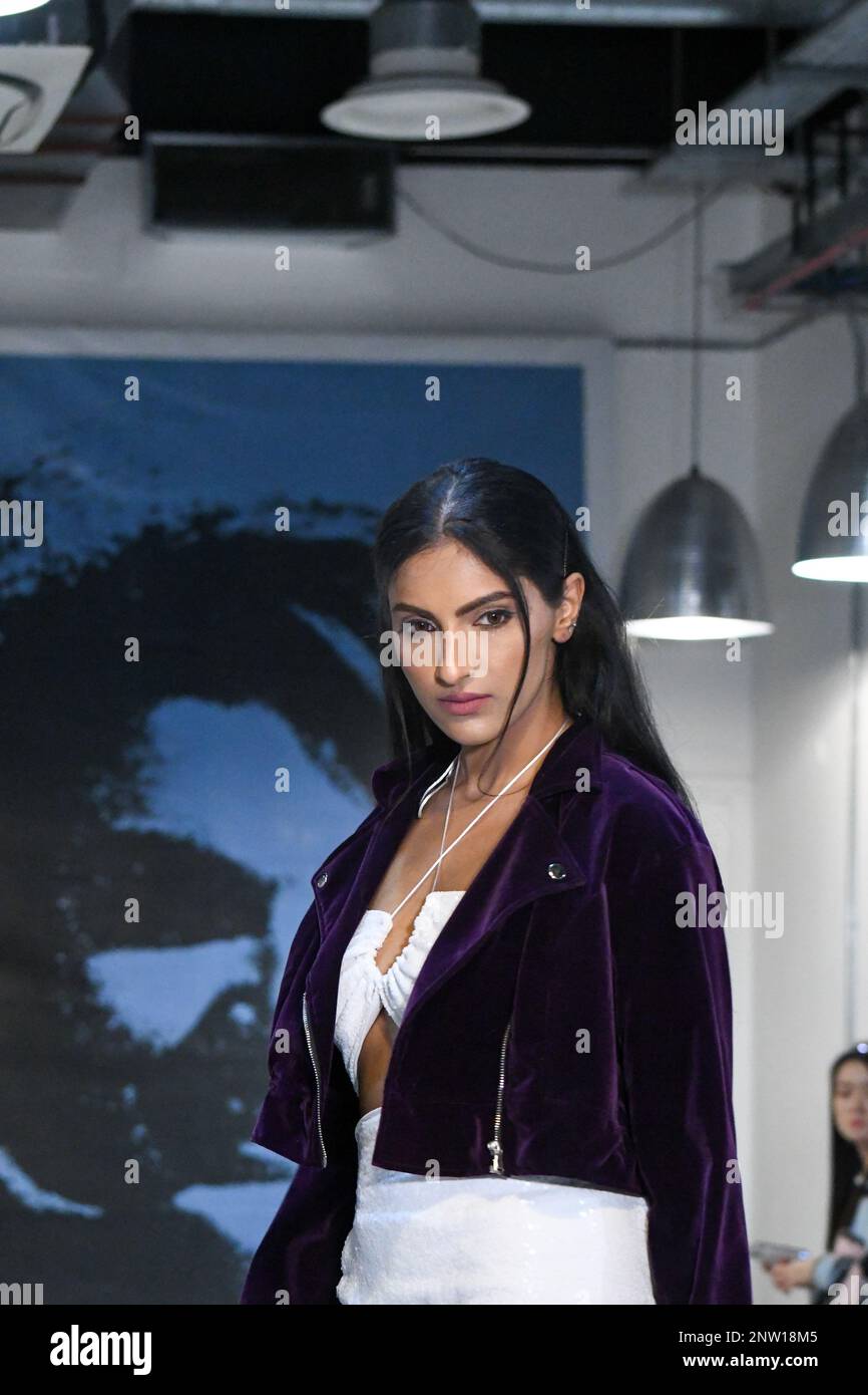 London, Großbritannien, 19. Februar 2023, LAN Fashion Show in Croydon mit dem Londoner Modedesigner Ettie. Ettie ist eine in Großbritannien ansässige Marke für handgefertigte Luxuskleidung, die von Juliette Stephenson gegründet wurde. Ettie ist auf feminine Partykleidung mit Popfarben und lustigen Stoffen spezialisiert. Andrew Lalchan Photography/Alamy Live News Stockfoto
