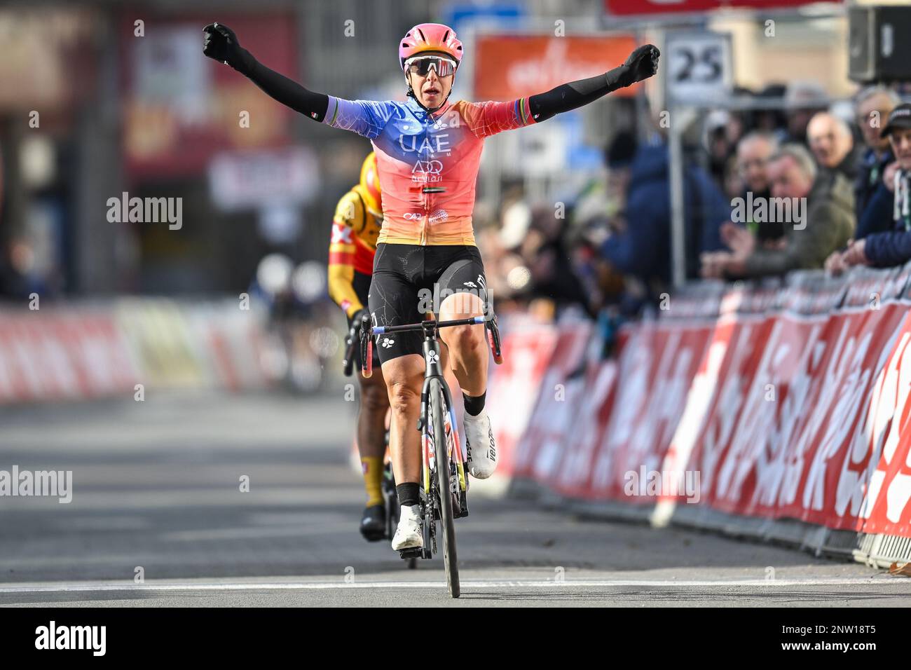 Die italienische Marta Bastianelli vom Team ADQ in den VAE feiert, als sie die Ziellinie überquert, um eines Tages das weibliche Elite-Radrennen zu gewinnen, den Grand Prix du Samyn, 99km von Quaregnon bis Dour, den ersten (von 10) racr des Lotto Cycling Cup, Dienstag, den 28. Februar 2023, in Dummer. BELGA FOTO ERIC LALMAND Stockfoto
