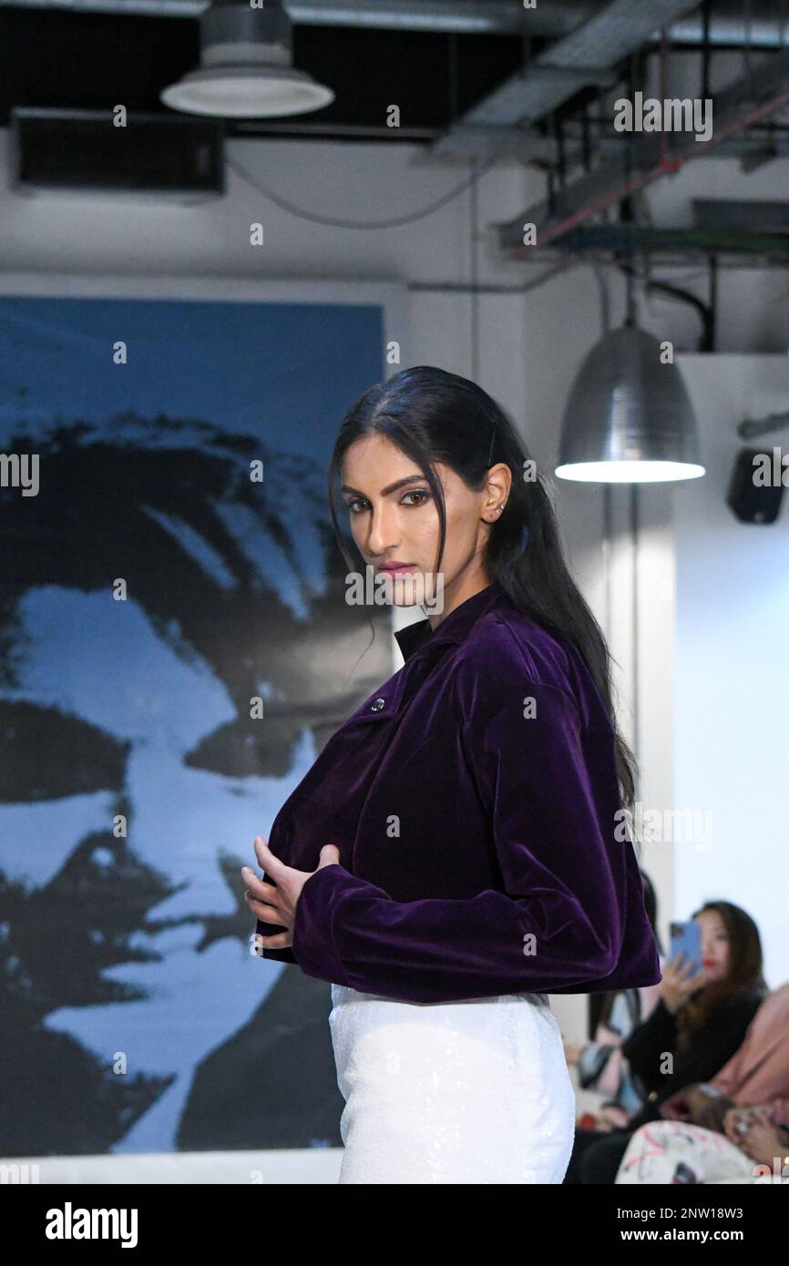 London, Großbritannien, 19. Februar 2023, LAN Fashion Show in Croydon mit dem Londoner Modedesigner Ettie. Ettie ist eine in Großbritannien ansässige Marke für handgefertigte Luxuskleidung, die von Juliette Stephenson gegründet wurde. Ettie ist auf feminine Partykleidung mit Popfarben und lustigen Stoffen spezialisiert. Andrew Lalchan Photography/Alamy Live News Stockfoto