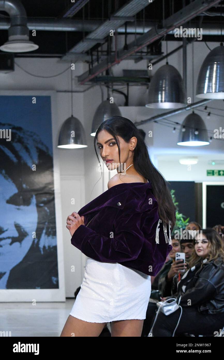 London, Großbritannien, 19. Februar 2023, LAN Fashion Show in Croydon mit dem Londoner Modedesigner Ettie. Ettie ist eine in Großbritannien ansässige Marke für handgefertigte Luxuskleidung, die von Juliette Stephenson gegründet wurde. Ettie ist auf feminine Partykleidung mit Popfarben und lustigen Stoffen spezialisiert. Andrew Lalchan Photography/Alamy Live News Stockfoto