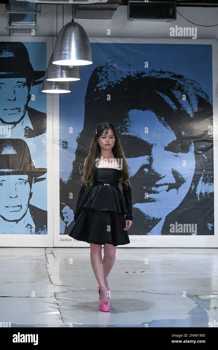 London, Großbritannien, 19. Februar 2023, LAN Fashion Show in Croydon mit dem Londoner Modedesigner Ettie. Ettie ist eine in Großbritannien ansässige Marke für handgefertigte Luxuskleidung, die von Juliette Stephenson gegründet wurde. Ettie ist auf feminine Partykleidung mit Popfarben und lustigen Stoffen spezialisiert. Andrew Lalchan Photography/Alamy Live News Stockfoto