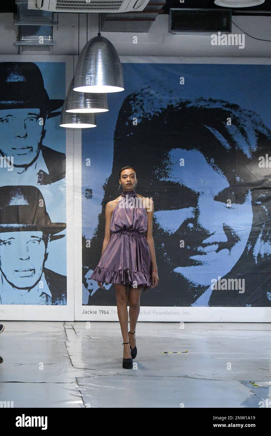 London, Großbritannien, 19. Februar 2023, LAN Fashion Show in Croydon mit dem Londoner Modedesigner Ettie. Ettie ist eine in Großbritannien ansässige Marke für handgefertigte Luxuskleidung, die von Juliette Stephenson gegründet wurde. Ettie ist auf feminine Partykleidung mit Popfarben und lustigen Stoffen spezialisiert. Andrew Lalchan Photography/Alamy Live News Stockfoto