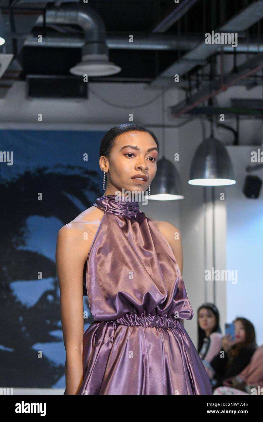 London, Großbritannien, 19. Februar 2023, LAN Fashion Show in Croydon mit dem Londoner Modedesigner Ettie. Ettie ist eine in Großbritannien ansässige Marke für handgefertigte Luxuskleidung, die von Juliette Stephenson gegründet wurde. Ettie ist auf feminine Partykleidung mit Popfarben und lustigen Stoffen spezialisiert. Andrew Lalchan Photography/Alamy Live News Stockfoto
