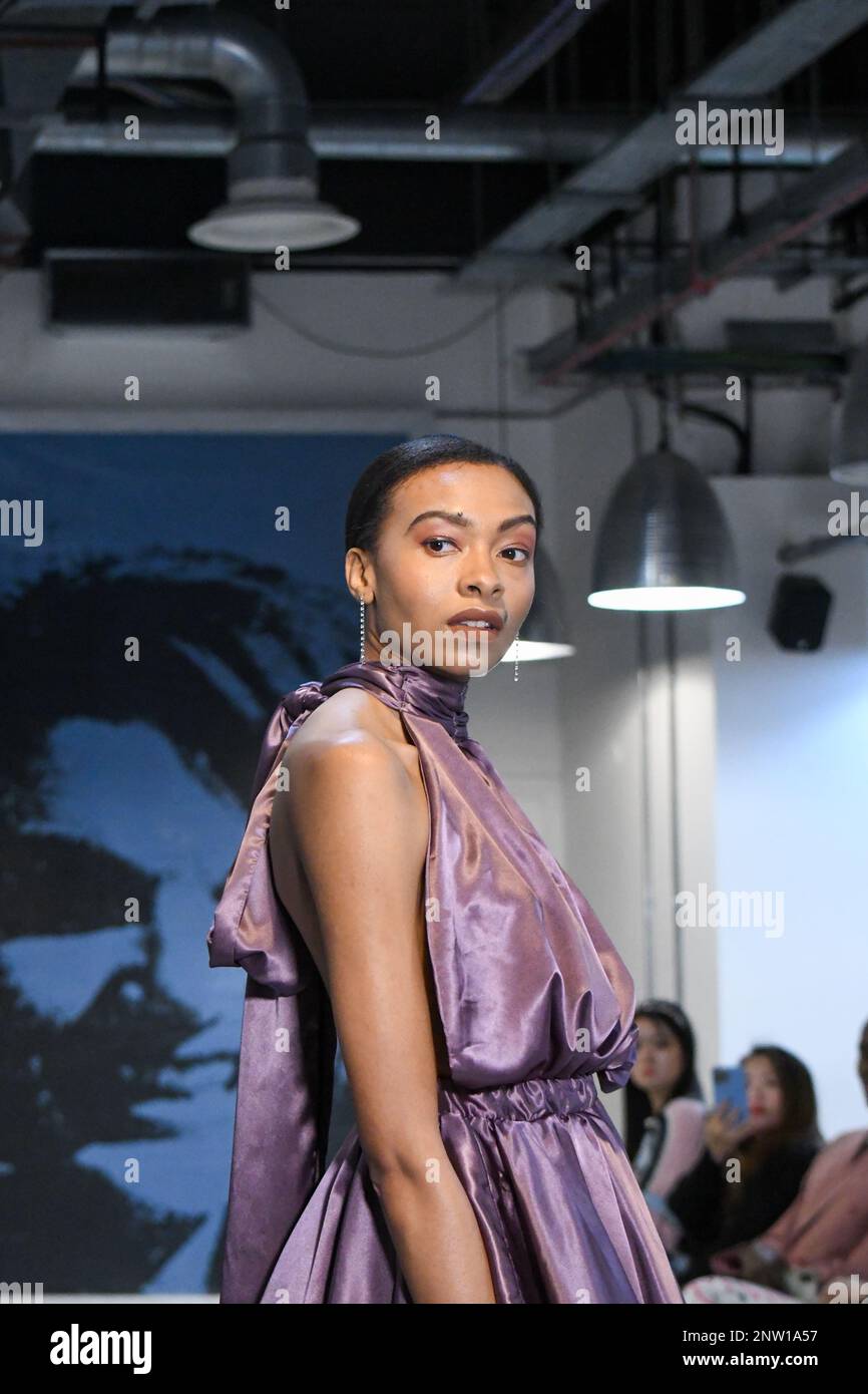 London, Großbritannien, 19. Februar 2023, LAN Fashion Show in Croydon mit dem Londoner Modedesigner Ettie. Ettie ist eine in Großbritannien ansässige Marke für handgefertigte Luxuskleidung, die von Juliette Stephenson gegründet wurde. Ettie ist auf feminine Partykleidung mit Popfarben und lustigen Stoffen spezialisiert. Andrew Lalchan Photography/Alamy Live News Stockfoto