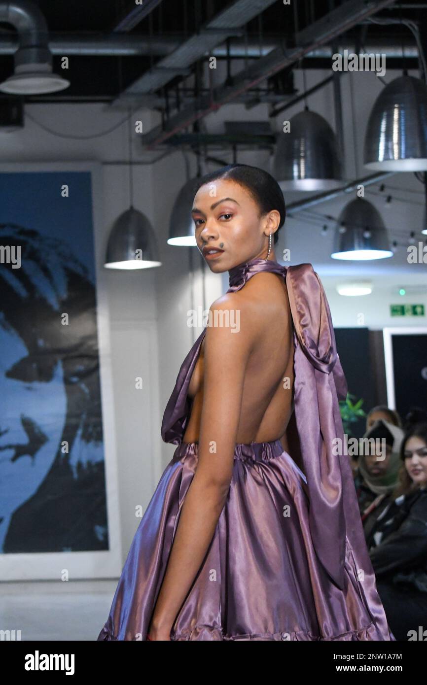 London, Großbritannien, 19. Februar 2023, LAN Fashion Show in Croydon mit dem Londoner Modedesigner Ettie. Ettie ist eine in Großbritannien ansässige Marke für handgefertigte Luxuskleidung, die von Juliette Stephenson gegründet wurde. Ettie ist auf feminine Partykleidung mit Popfarben und lustigen Stoffen spezialisiert. Andrew Lalchan Photography/Alamy Live News Stockfoto