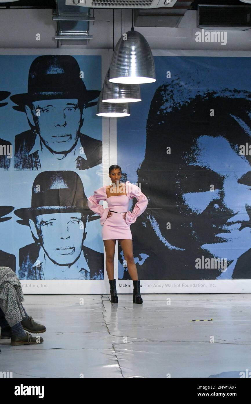 London, Großbritannien, 19. Februar 2023, LAN Fashion Show in Croydon mit dem Londoner Modedesigner Ettie. Ettie ist eine in Großbritannien ansässige Marke für handgefertigte Luxuskleidung, die von Juliette Stephenson gegründet wurde. Ettie ist auf feminine Partykleidung mit Popfarben und lustigen Stoffen spezialisiert. Andrew Lalchan Photography/Alamy Live News Stockfoto