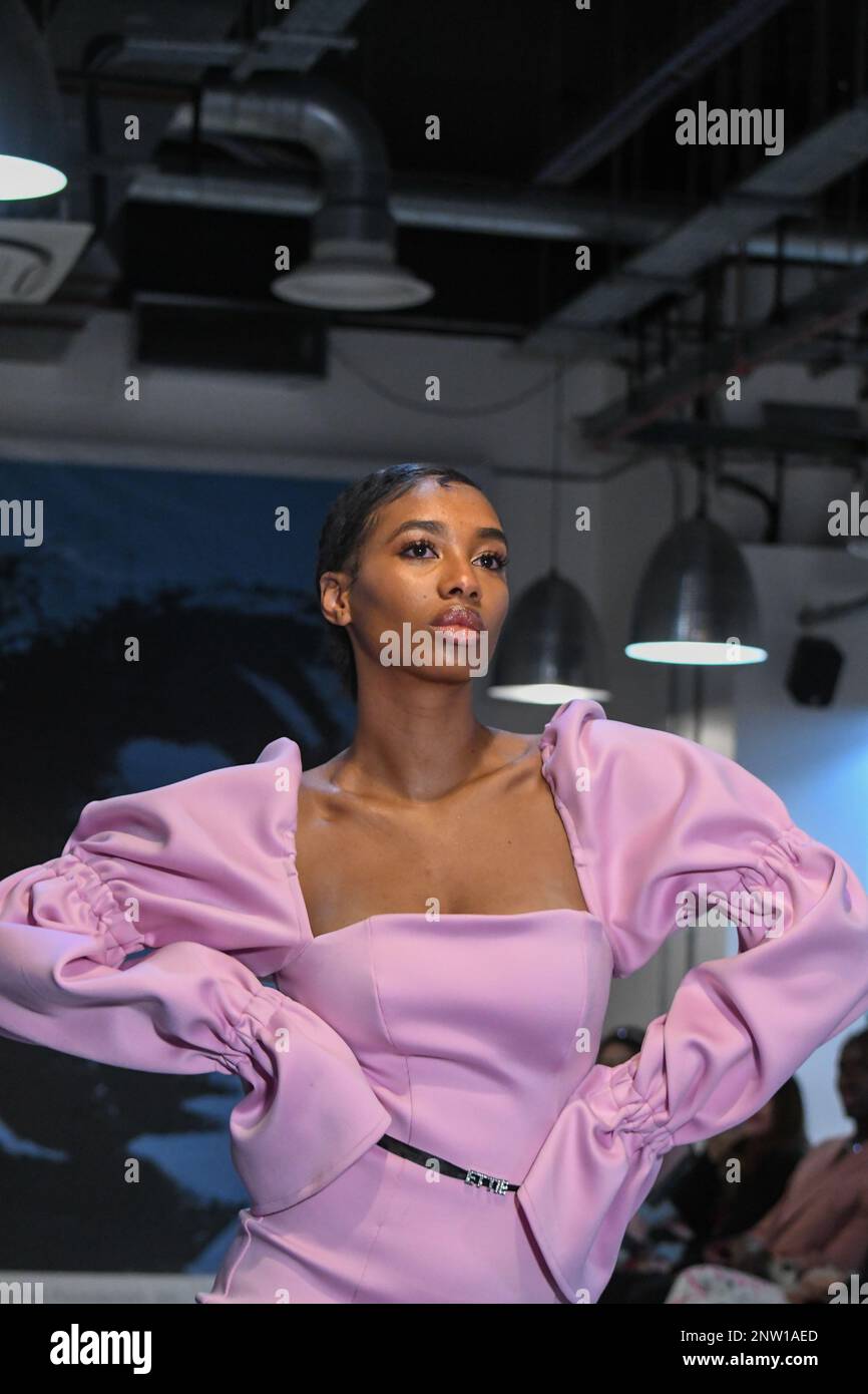 London, Großbritannien, 19. Februar 2023, LAN Fashion Show in Croydon mit dem Londoner Modedesigner Ettie. Ettie ist eine in Großbritannien ansässige Marke für handgefertigte Luxuskleidung, die von Juliette Stephenson gegründet wurde. Ettie ist auf feminine Partykleidung mit Popfarben und lustigen Stoffen spezialisiert. Andrew Lalchan Photography/Alamy Live News Stockfoto