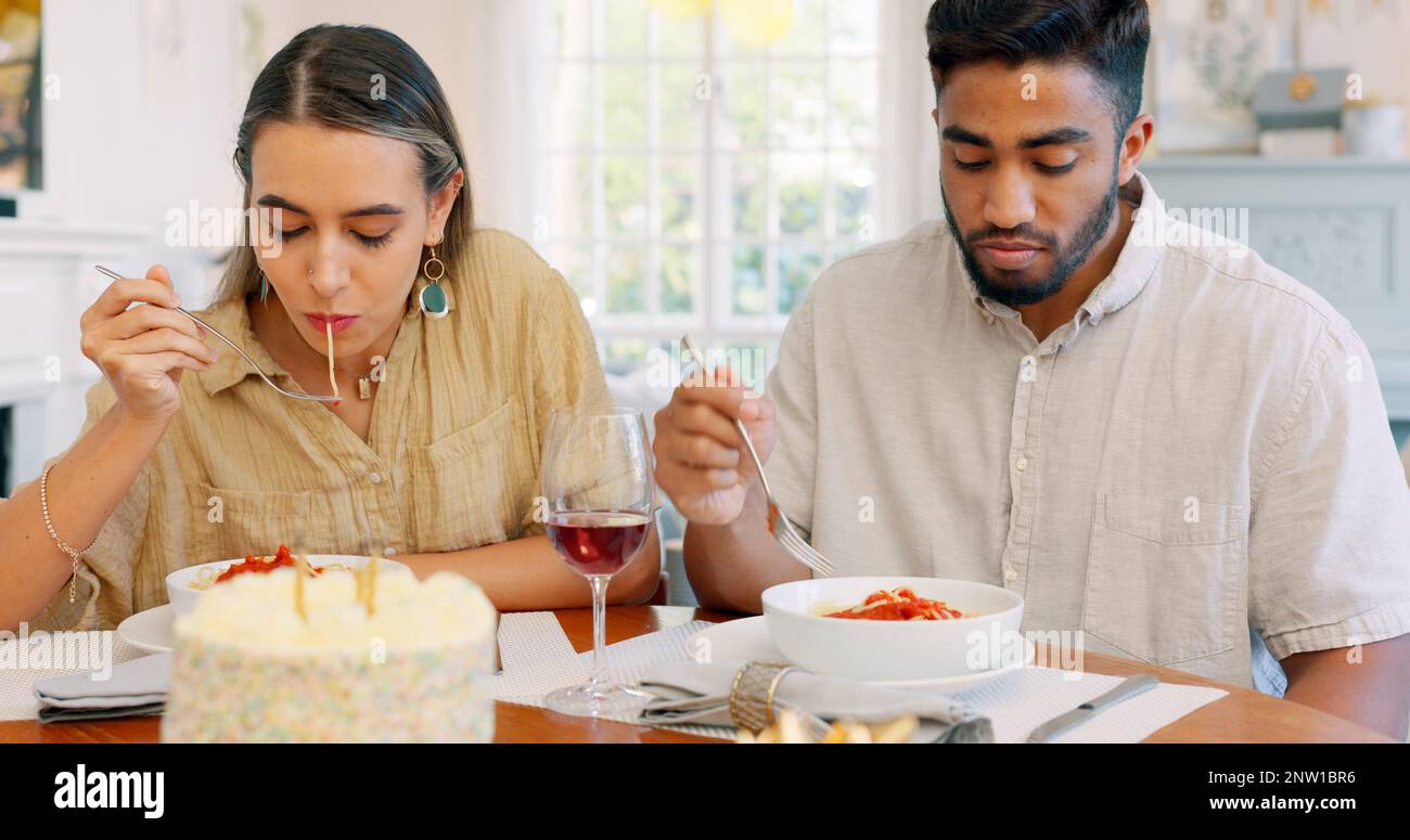 Date, lustig und ein Paar isst Spaghetti bei einem romantischen Abendessen in einem Restaurant und genießt eine Mahlzeit zusammen. Liebhaber, Mann und Frau, verspielt mit Pasta Stockfoto