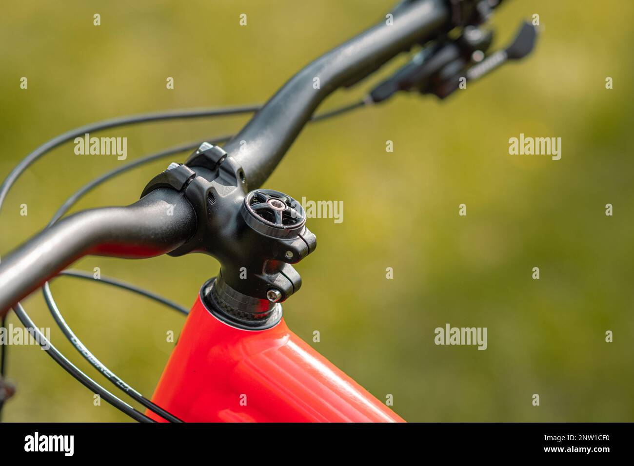 Vorderer Teil eines modernen Mountainbikes mit sichtbarem Headset, Headset-Kappe, Stiel und Mittelteil eines Lenkers. Stockfoto