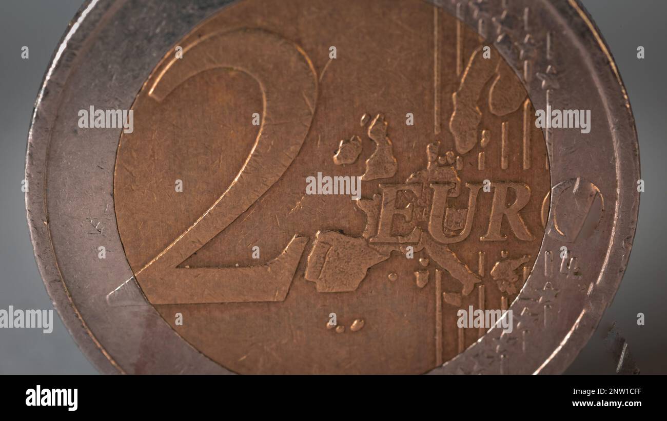 Makro- oder Detailansicht einer zwei-Euro-Münze, 2-euro-Münze aus nächster Nähe. Kurzer Blick auf eine runde Euro-Münze. Stockfoto