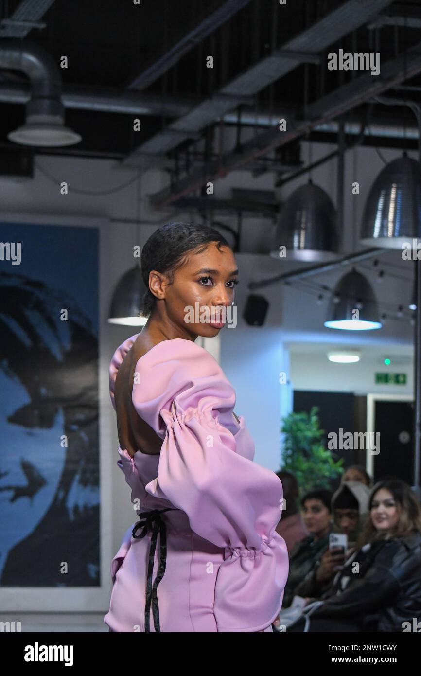 London, Großbritannien, 19. Februar 2023, LAN Fashion Show in Croydon mit dem Londoner Modedesigner Ettie. Ettie ist eine in Großbritannien ansässige Marke für handgefertigte Luxuskleidung, die von Juliette Stephenson gegründet wurde. Ettie ist auf feminine Partykleidung mit Popfarben und lustigen Stoffen spezialisiert. Andrew Lalchan Photography/Alamy Live News Stockfoto