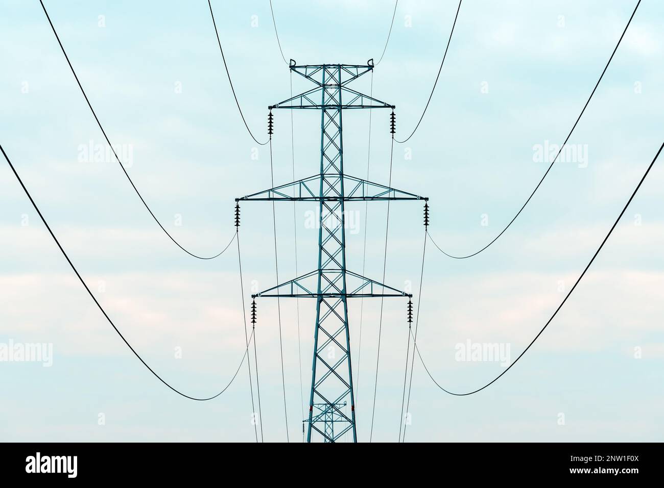 Energiekrisenkonzept, Strompylon mit Überlandleitungen gegen den verdeckten Himmel Stockfoto