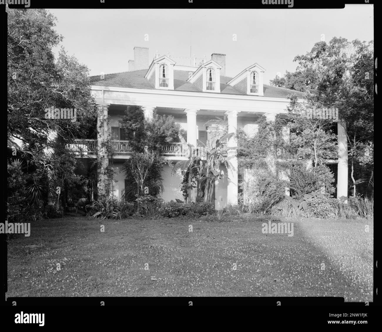 Oak Alley, Vacherie vic., St. James Parish, Louisiana. Carnegie Survey of the Architecture of the South (Carnegie-Umfrage zur Architektur des Südens). Usa, Louisiana, St. James Parish, Vacherie vic, Balkons, Gärten, Dormers, Wohnungen, Säulen, Handläufe, Eisenarbeiten. Stockfoto