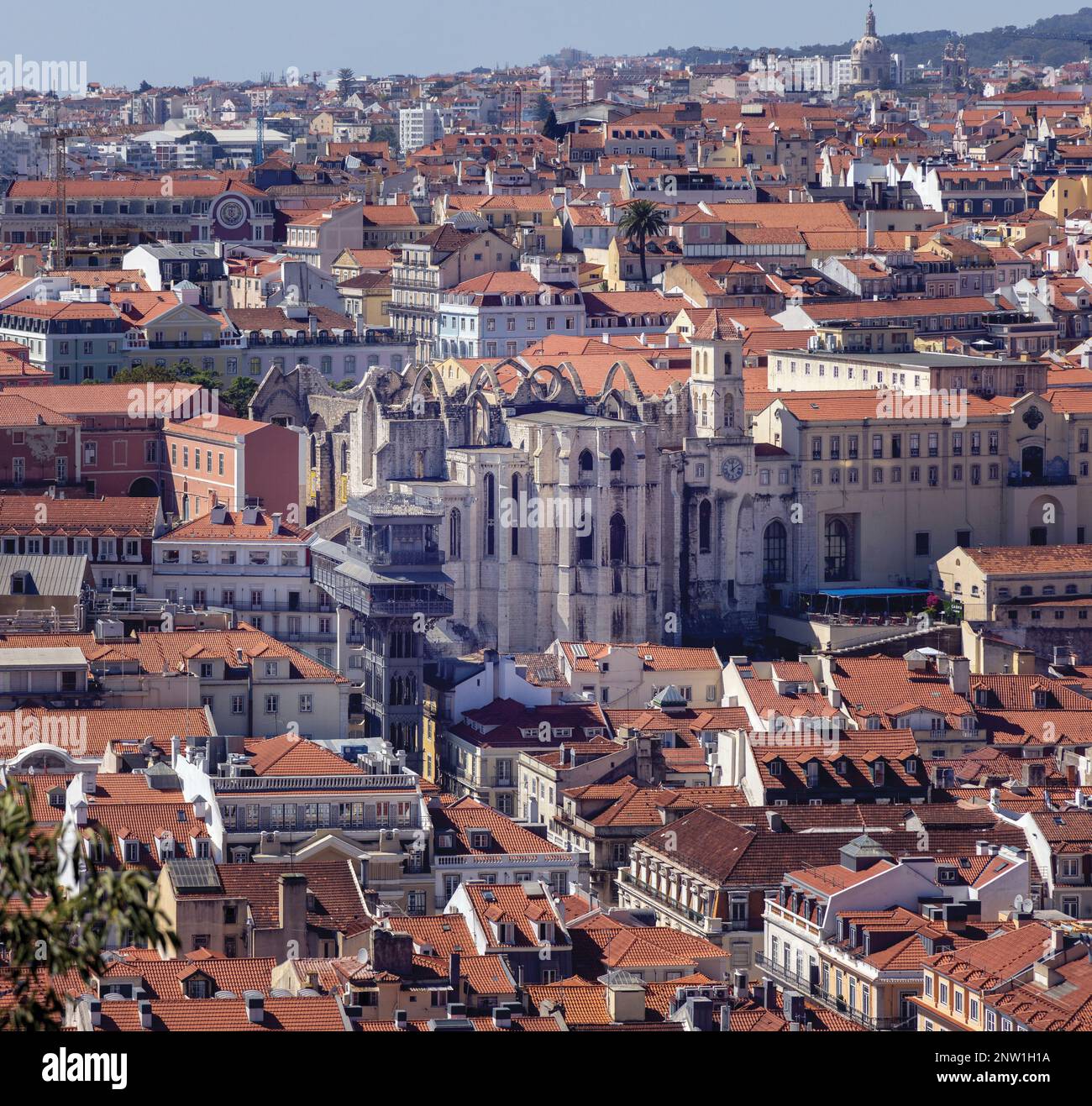 Lissabon, Portugal. Blick auf das Stadtzentrum mit dem Convento da Ordem do Carmo/Kloster der Muttergottes von Mount Carmel und dem Santa Justa Lift, auch bekannt als Stockfoto