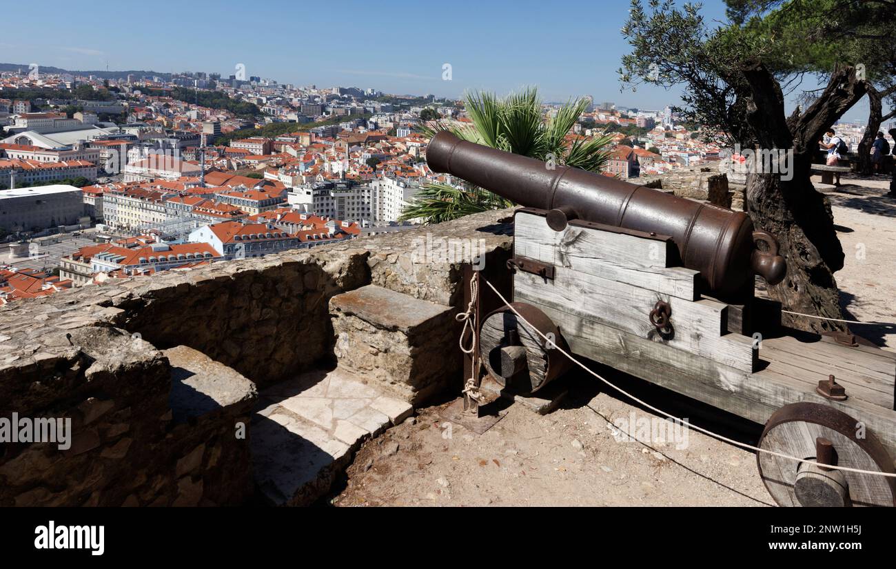 Lissabon, Portugal. Kanone mit Blick auf die Stadt von den Gärten des Castelo de Sao Jorge/der Burg Saint George. Stockfoto