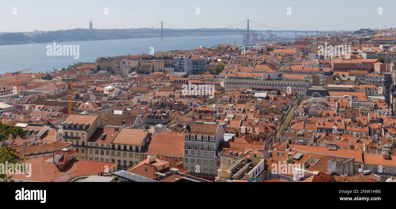 Lissabon, Portugal. Blick über die Stadt vom Castelo de Sao Jorge/Schloss Saint George. Fluss Tagus und Brücke vom April 25 im Hintergrund. Stockfoto