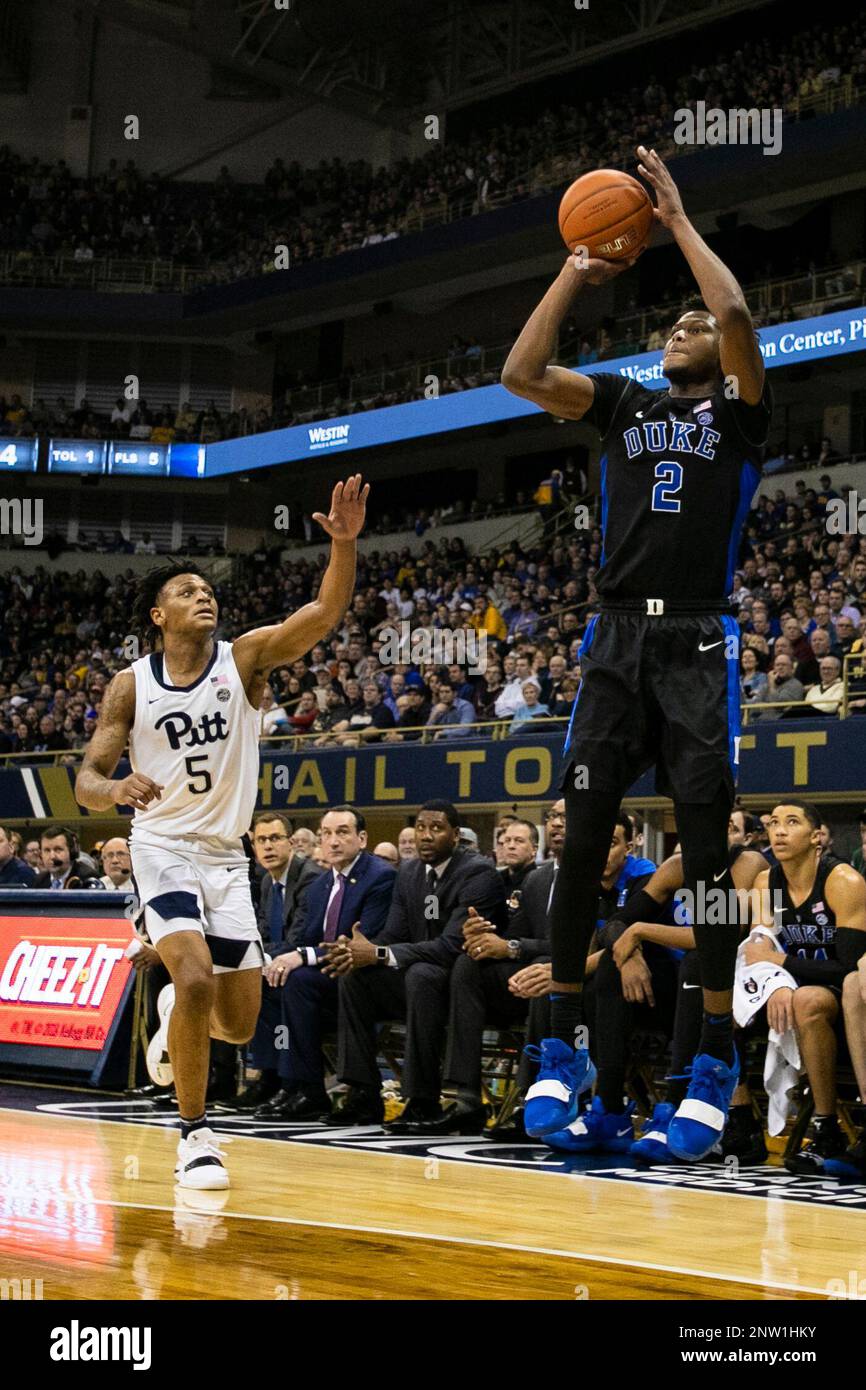 PITTSBURGH, PA -JANUARY 22: Duke Blue Devils forward Cam Reddish (2) shoots a three point shot during the college basketball game between the Duke Blue Devils and the Pittsburgh Panthers on January 22, 2019 at the Petersen Events Center in Pittsburgh, PA. (Photo by Mark Alberti/Icon Sportswire) (Icon Sportswire via AP Images) Stockfoto