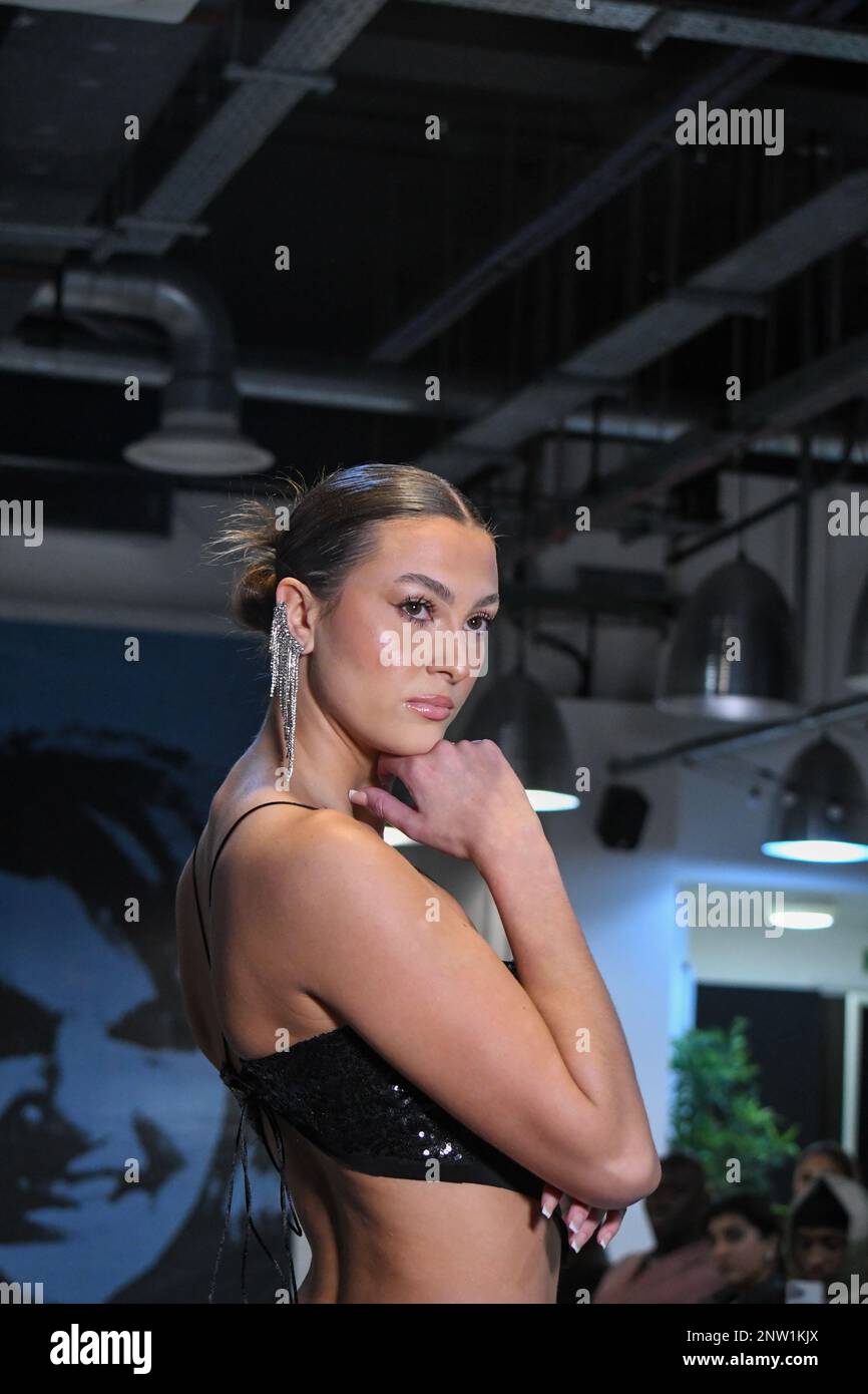 London, Großbritannien, 19. Februar 2023, LAN Fashion Show in Croydon mit dem Londoner Modedesigner Ettie. Ettie ist eine in Großbritannien ansässige Marke für handgefertigte Luxuskleidung, die von Juliette Stephenson gegründet wurde. Ettie ist auf feminine Partykleidung mit Popfarben und lustigen Stoffen spezialisiert. Andrew Lalchan Photography/Alamy Live News Stockfoto