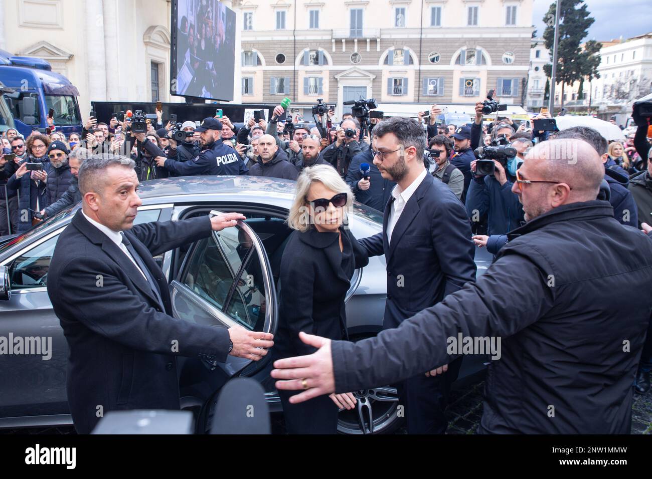 Rom, Italien. 27. Februar 2023. Maria De Filippi kommt zur Beerdigung ihres Ehemanns Maurizio Costanzo in die Künstlerkirche (Foto: Matteo Nardone/Pacific Press) (Kreditbild: © Matteo Nardone/Pacific Press via ZUMA Press Wire) – NUR REDAKTIONELLE VERWENDUNG! Nicht für den kommerziellen GEBRAUCH! Stockfoto