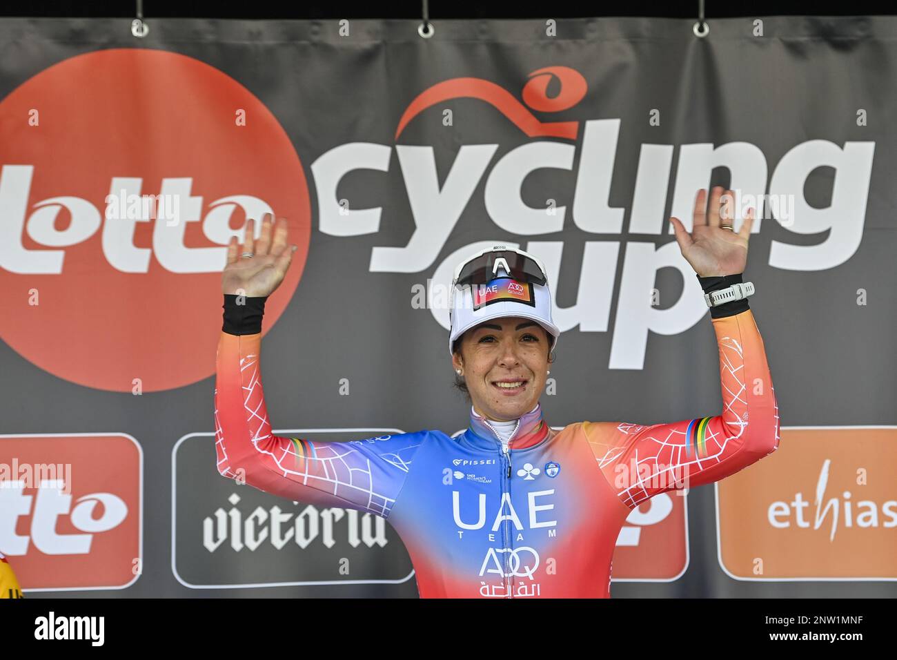 Die italienische Marta Bastianelli vom Team ADQ der Vereinigten Arabischen Emirate feiert auf dem Podium nach dem eintägigen Radrennen der Frauenelite, dem Grand Prix du Samyn, 99km von Quaregnon bis Dour, dem ersten (von 10) racr des Lotto Cycling Cup, Dienstag, den 28. Februar 2023, in Dummer. BELGA FOTO ERIC LALMAND Stockfoto