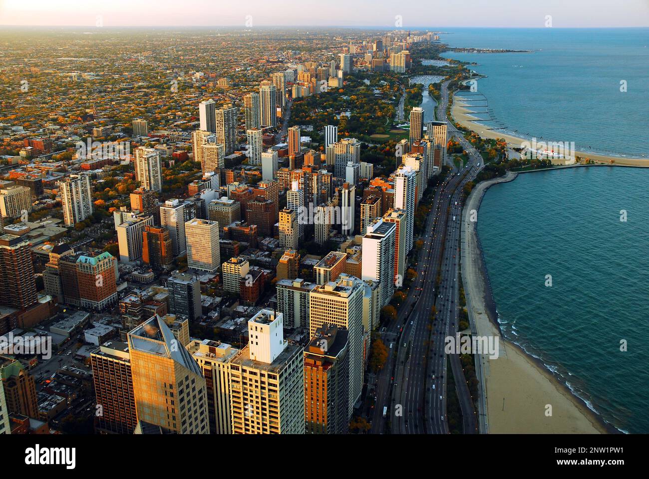 Ein Luftblick auf die Chicago Lakefront und den Lake Shore Drive mit Blick auf North Avenue Beach Stockfoto