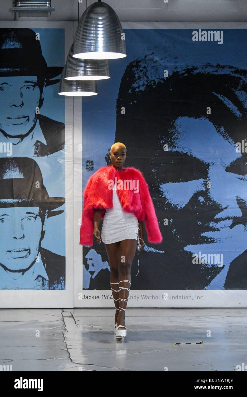 London, Großbritannien, 19. Februar 2023, LAN Fashion Show in Croydon mit dem Londoner Modedesigner Ettie. Ettie ist eine in Großbritannien ansässige Marke für handgefertigte Luxuskleidung, die von Juliette Stephenson gegründet wurde. Ettie ist auf feminine Partykleidung mit Popfarben und lustigen Stoffen spezialisiert. Andrew Lalchan Photography/Alamy Live News Stockfoto