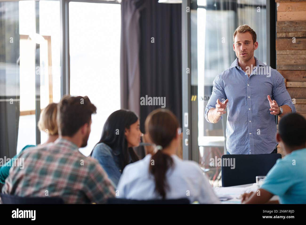 HES hat einige großartige Marketing-Erkenntnisse gewonnen. Aufnahme eines männlichen Designers, der seine Ideen in einem Meeting seinem Team vorstellt. Stockfoto