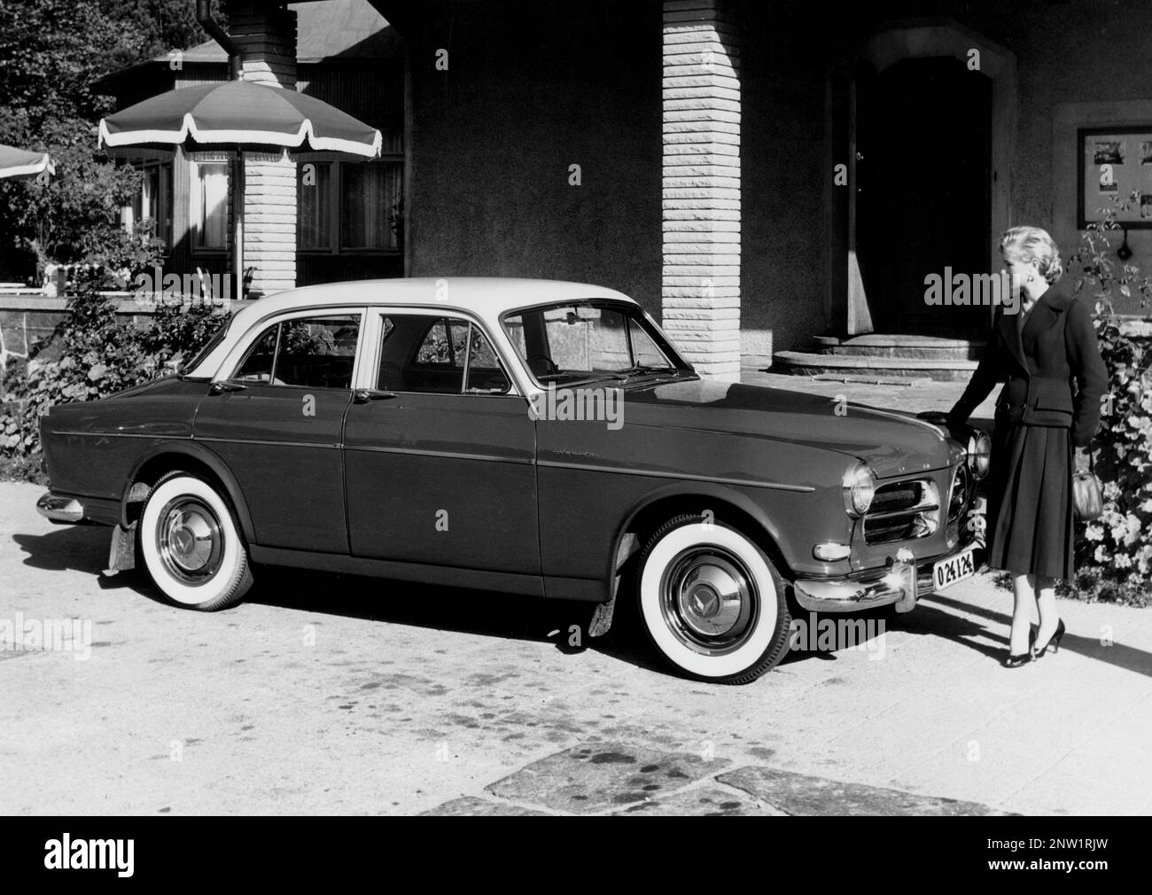 Volvo Amazon. Ein Personenkraftwagen von Volvo, der am 3. August 1956 für Händler in Skövde und am 1-2. September 1956 für die Öffentlichkeit eingeführt wurde. Volvos Automodell Volvo Amazon wurde als Nachfolger des Volvo PV 444 eingeführt. Das abgebildete Fahrzeug ist einer von zwei Prototypen des Fahrzeugs mit der Fahrgestellnummer X2, die in den ersten Verkaufsbroschüren für Amazon mit dem Modell regnr 024124 verwendet wurden. Die Farbe des Autos war rot und weiß und es war Rechtslenkung. Stockfoto